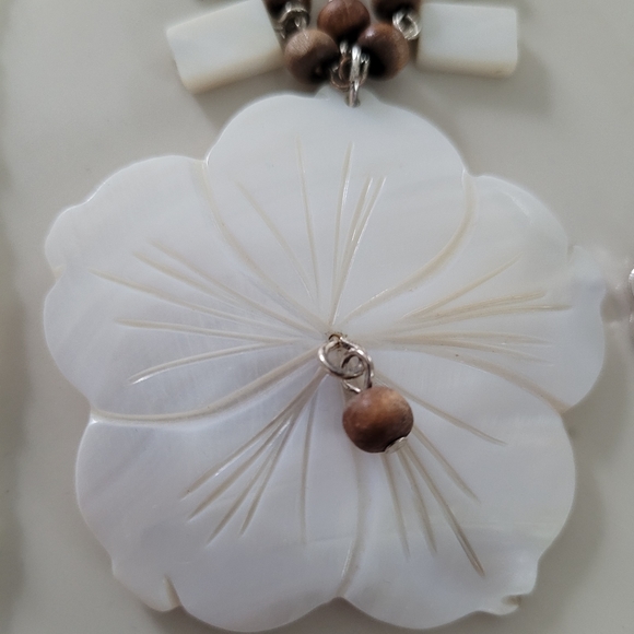 Vacation Vibes Floral Beachy Necklace Bundle: AVON, PAPARAZZI, etc. - Picture 3 of 16